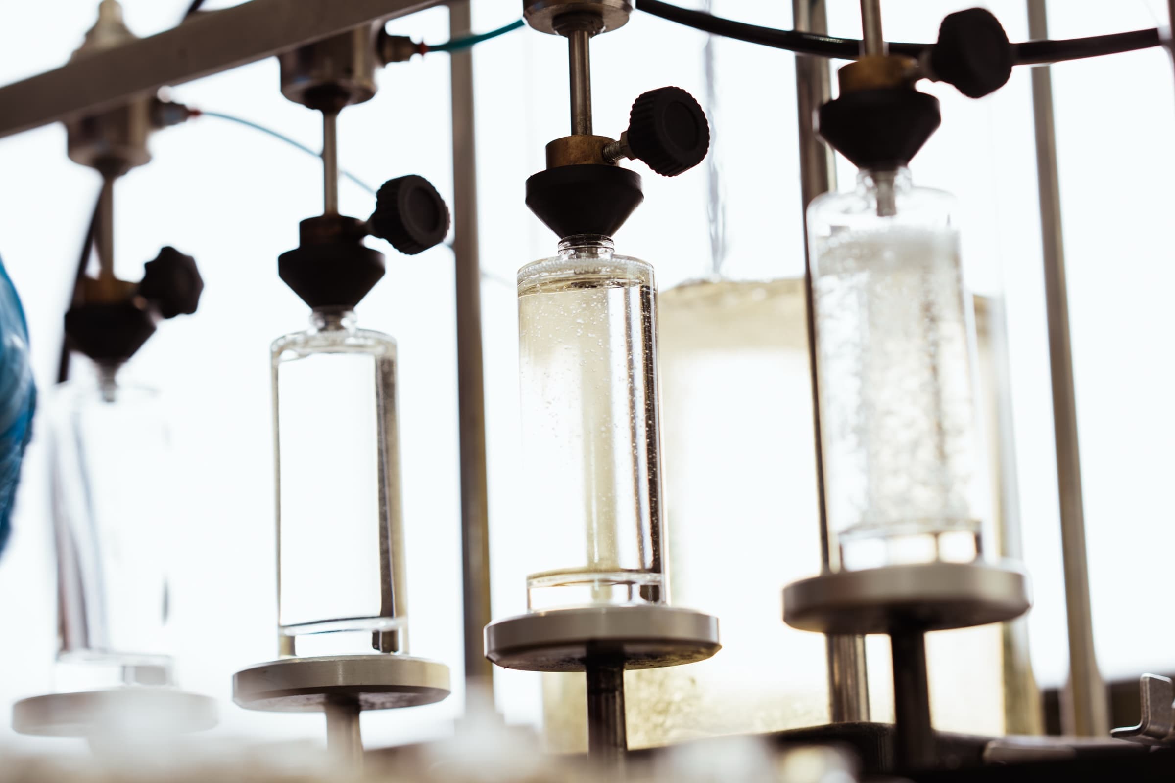 Cylindry laboratoryjne z kompozycjami zapachowymi